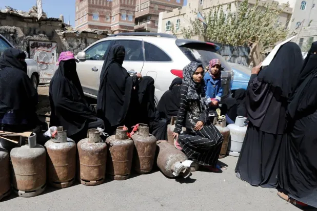 الأوضاع المعيشية الناجمة عن الصراع وضعت اليمنيات في مواجهة يومية مع متطلبات الحياة (رويترز)