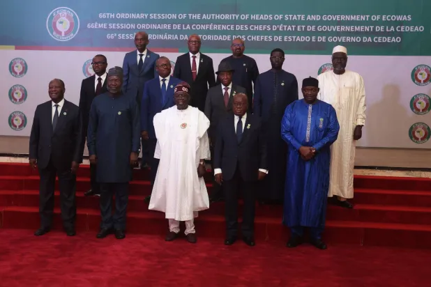 صورة جماعية لقادة دول «إيكواس» خلال قمتهم في أبوجا بنيجيريا 15 ديسمبر 2024 (أ.ف.ب)