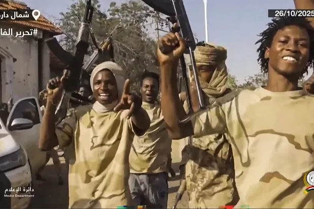 «قوات الدعم السريع» وهم يحملون أسلحة ويحتفلون في شوارع الفاشر بدارفور (أ.ف.ب)