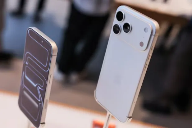New iPhones 17 Pro smartphones are displayed at Apple store in Beijing's Sanlitun area as they go on sale in Beijing, China, September 19, 2025. REUTERS/Maxim Shemetov 