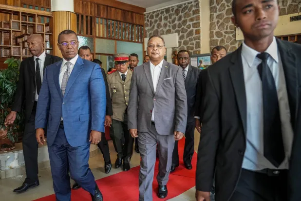  رئيس وزراء مدغشقر الجديد هيرينتسالاما راجاوناريفيلو (يمين) يسير إلى جانب رئيس الجمعية الوطنية سيتيني راندرياناسولونيايكو (يسار) بعد حضور افتتاح الجلسة العادية للبرلمان في تسيمبازازا بأنتاناناريفو عاصمة مدغشقر 21 أكتوبر 2025 (أ.ف.ب)
