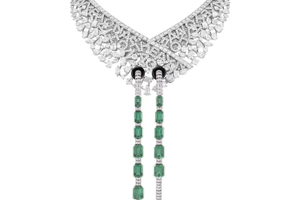 قلادة «سويتر برستيج» من «شانيل» الفائزة بالجائزة الأولى (شانيل)