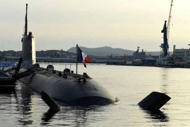 غواصة هجومية نووية من فئة باراكودا تابعة للبحرية الفرنسية راسية في ميناء تولون بفرنسا 6 نوفمبر 2020 (أ.ف.ب)
