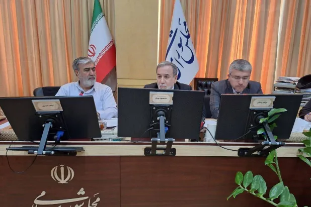 عراقجي يتوسط رئيس لجنة الأمن القومي النائب إبراهيم عزيزي والمتحدث باسم اللجنة النائب إبراهيم رضائي (موقع البرلمان)