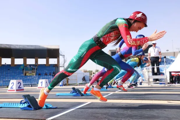 سيدات يتسابقن خلال بطولة العالم للإطفاء والإنقاذ (الدفاع المدني)