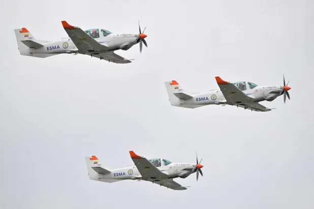 طائرات تابعة للقوات الجوية الإكوادورية تحلّق خلال احتفال بمناسبة الذكرى السنوية الخامسة بعد المائة لتأسيس الطيران الوطني ويوم القوات الجوية الإكوادورية في قاعدة ماريسكال سوكري الجوية في العاصمة كيتو 27 أكتوبر 2025 (أ.ف.ب)