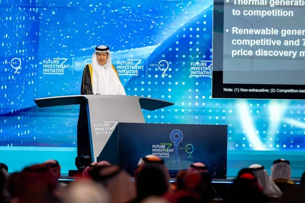 الأمير عبد العزيز بن سلمان يتحدث للحضور في المؤتمر (الشرق الأوسط)