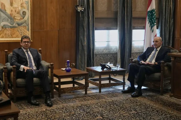 رئيس البرلمان اللبناني مستقبلاً رئيس المخابرات المصرية في بيروت الاثنين (أ.ب)