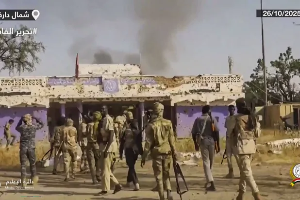 عناصر «الدعم السريع» يحملون أسلحة في شوارع الفاشر السودانية (حساب «القوات» على «تلغرام» - أ.ف.ب)
