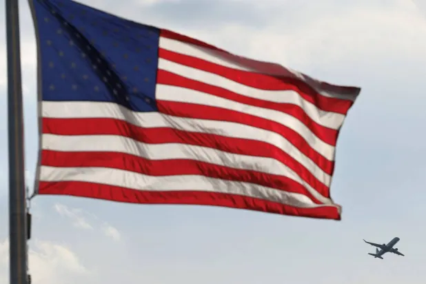 رجل من الهند يطعن مراهقين بشوكة ويصفع راكبة وطاقم الطائرة خلال رحلة جوية أميركية (رويترز)