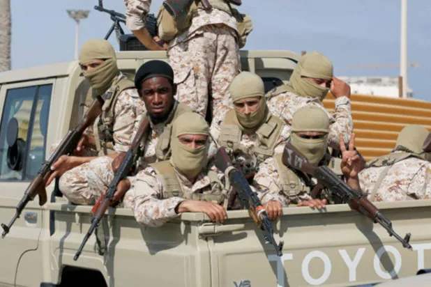 في ليبيا لم تعد «الأسلحة غير المشروعة» حكراً على المؤسسات العسكرية بل توزعت بين ميليشيات وقوات محلية (أ.ب)