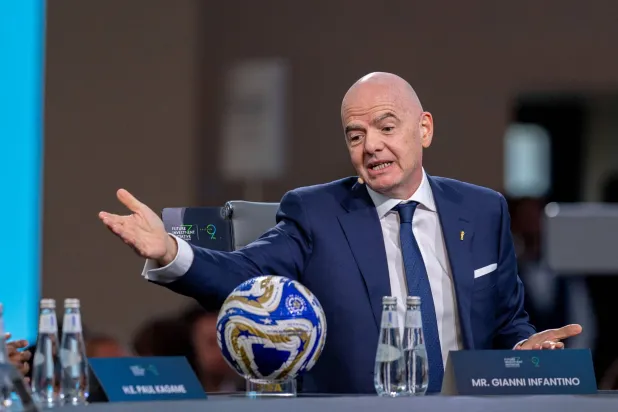 رئيس الاتحاد الدولي لكرة القدم خلال حديثه في مبادرة مستقبل الاستثمار (رويترز)