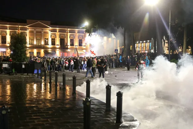 متظاهرون يقفون أمام ضباط الشرطة خلال تجمع للمعارضة في يوم انتخابات محلية في تبليسي في جورجيا 4 أكتوبر 2025 (رويترز)