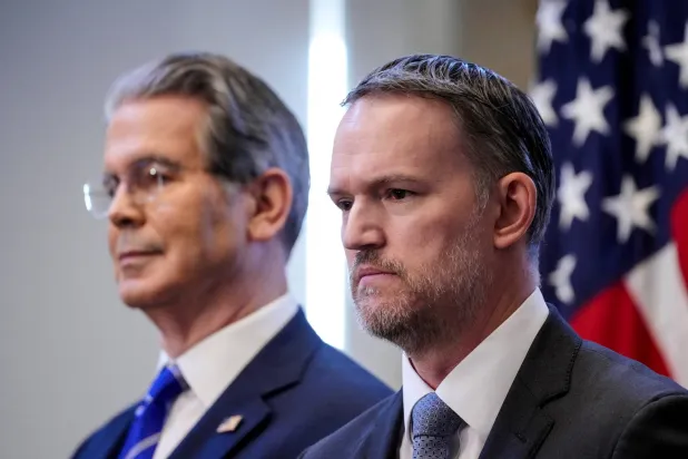 وزير الخزانة الأميركي سكوت بيسينت والممثل التجاري الأميركي جيمسون غرير في واشنطن 15 أكتوبر 2025 (رويترز)