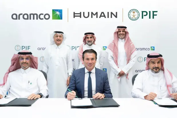 خلال توقيع مذكرة الأحكام غير الملزمة بين صندوق الاستثمارات العامة و«أرامكو» و«هيوماين» (أرامكو)