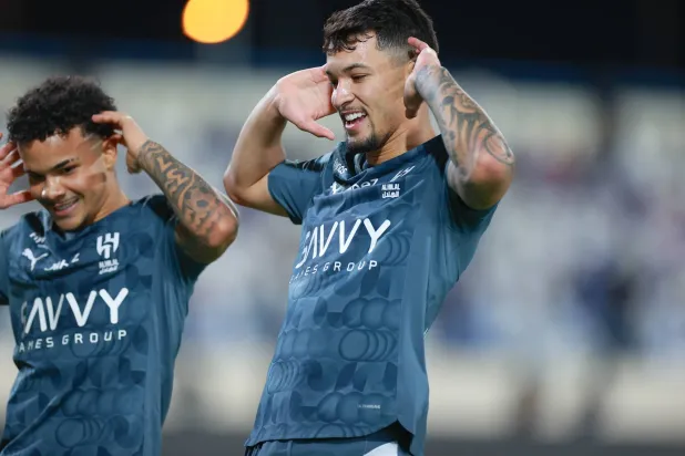 ماركوس ليوناردو يحتفل بهدفه في شباك الأخدود (تصوير: عدنان مهدلي) 