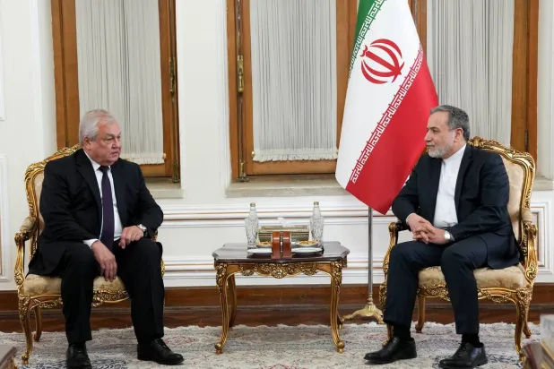 عراقجی یسقتبل المبعوث الرئاسي الروسي إلى سوريا ألكسندر لافرنتييف في طهران الأسبوع الماضي (الرئاسة الإيرانية)