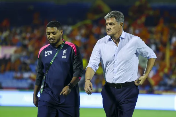 الإسباني ميشيل غونزاليس مدرب فريق القادسية (تصوير: سعد الدوسري) 