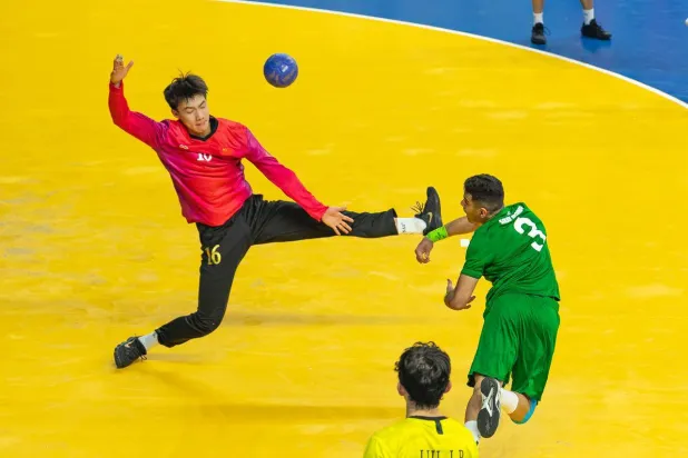 المنتخب السعودي لكرة اليد للشباب يهزم الصين ويتأهل لنهائي الألعاب الآسيوية للشباب (اللجنة الأولمبية السعودية)