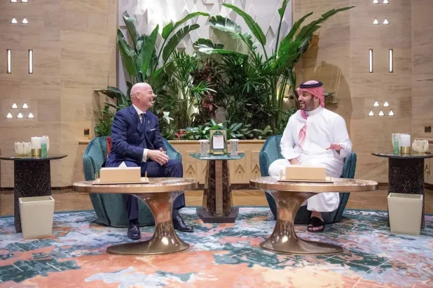 ولي العهد السعودي خلال استقباله رئيس الاتحاد الدولي لكرة القدم (واس)