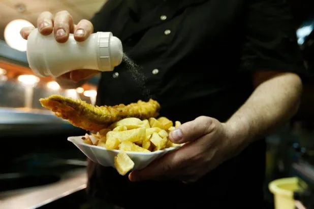 الوجبات السريعة غنية بالدهون المشبعة وتسبب استيقاظاً ليلياً متكرراً (رويترز)
