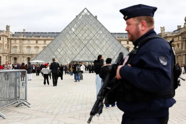 Paris'teki Louvre Müzesi (Reuters)