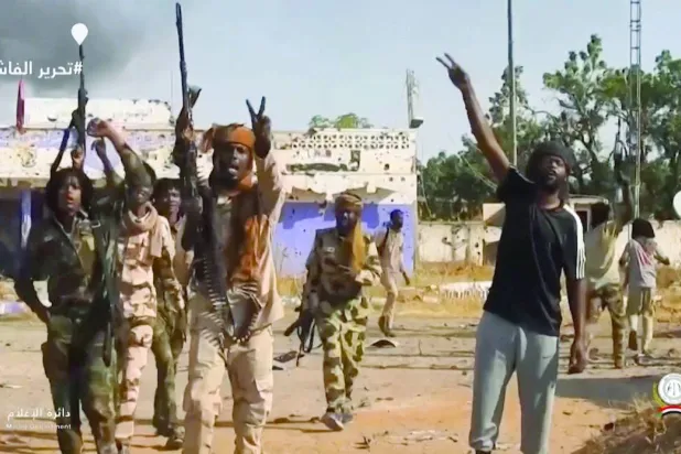 صورة من مقطع فيديو نُشر على حساب قوات الدعم السريع على تليغرام وهم يحتفلون في شوارع الفاشر 26 أكتوبر(أ.ف.ب)