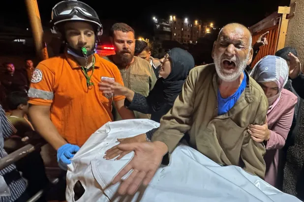 İsrail hava saldırısında öldürülen yakını için Han Yunus'taki Nasır Hastanesi'nin girişinde ağlayan yaşlı bir Filistinli adam (Reuters)