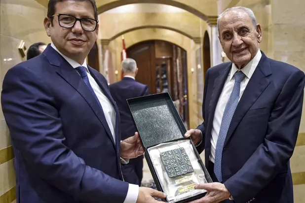 Berri, pazartesi günü Beyrut'ta yaptıkları görüşmenin ardından Reşad'a hediye verdi (DPA)