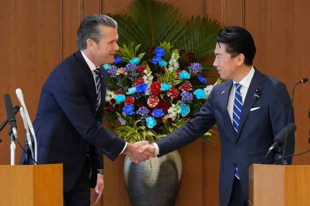 Japonya Savunma Bakanı Shinjiro Koizumi (sağda) ve ABD Savunma Bakanı Pete Hegseth, Tokyo'daki Savunma Bakanlığı'nda düzenlenen ortak basın toplantısının ardından el sıkışıyor (AP)