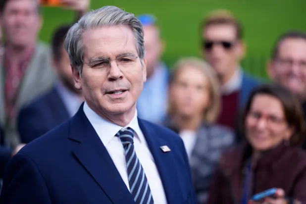 سكوت بيسنت يتحدّث إلى الصحافيين خارج الجناح الغربي للبيت الأبيض (إ.ب.أ)