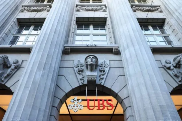 شعار بنك «يو بي إس» السويسري في زيوريخ (رويترز)