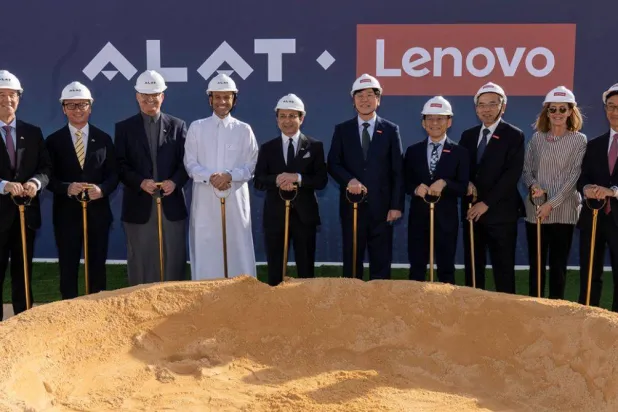 صورة جماعية لفريق من «آلات» و«لينوفو» عند وضع حجر الأساس للمصنع في المملكة خلال فبراير (الشرق الأوسط)