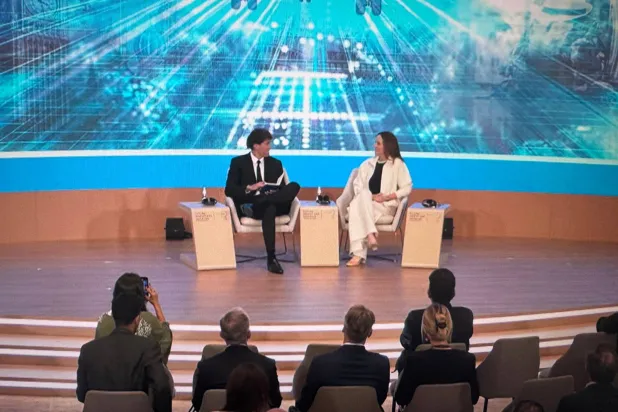 المديرة المالية لشركة «أوبن إيه آي» سارة فراير في جلسة حوارية خلال مؤتمر مبادرة مستقبل الاستثمار (الشرق الأوسط)
