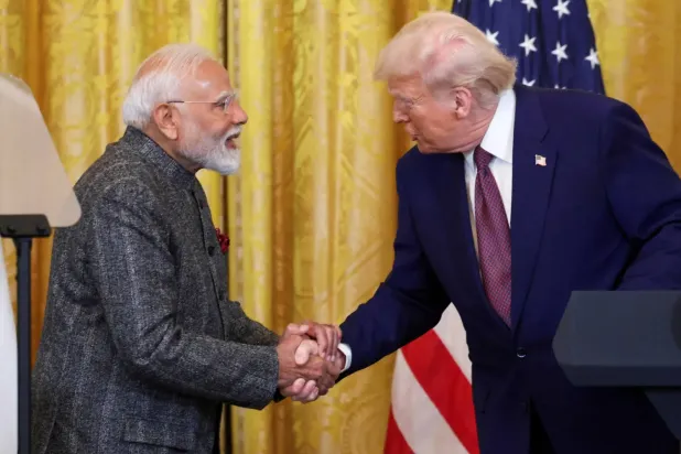 ABD Başkanı Donald Trump ve Hindistan Başbakanı Narendra Modi, geçtiğimiz şubat ayında Beyaz Saray'da düzenlenen ortak basın toplantısında el sıkıştı. (Reuters)