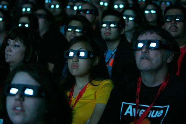 أشخاص يشاهدون فيلم رعب بسينما أميركية (رويترز)