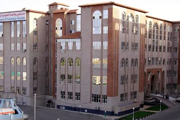 مبنى جامعة العلوم والتكنولوجيا الخاضعة لسيطرة الحوثيين في صنعاء (إكس)