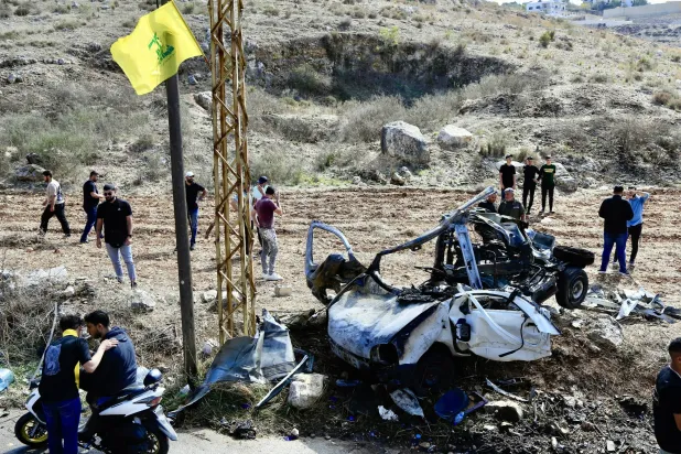 لاشه خودرویی که ۲۶ اکتوبر در شهرک حاروف در جنوب لبنان مورد حمله پهپادی اسرائیل قرار گرفت (آژانس عکس اروپا)