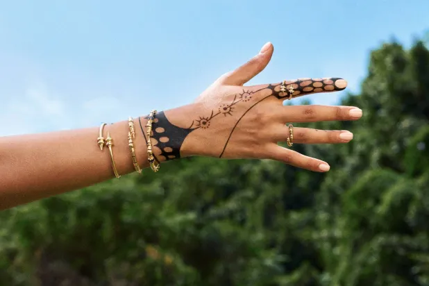 تمت ترجمت الفكرة في مجوهرات ناعمة بأحجار كريمة (أختين)