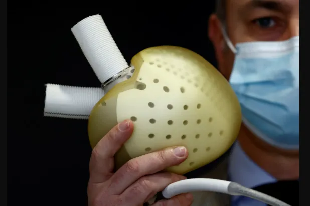 عدوى الإنفلونزا و«كوفيد-19» ارتبطت بارتفاع خطر الإصابة بأمراض القلب والأوعية الدموية الحادة (رويترز)