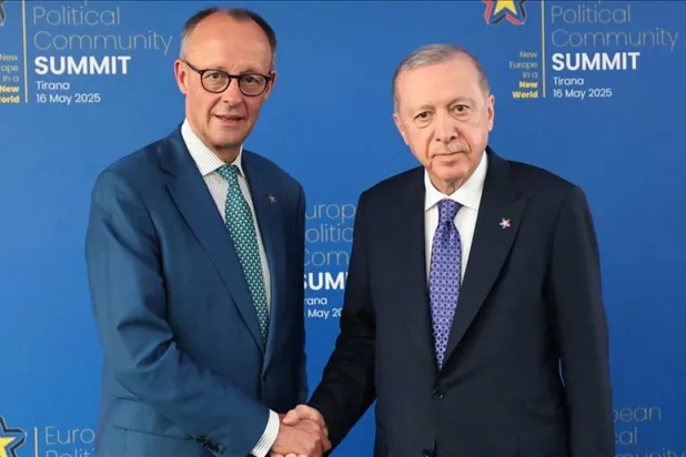 لقاء بين الرئيس التركي رجب طيب إردوغان والمستشار الألماني فريدريش ميرتس على هامش قمة المجتمع السياسي الأوروبية في تيرانا في 16 مايو الماضي (الرئاسة التركية)