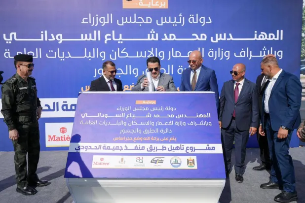 السوداني خلال وضع حجر الأساس لمشروع تأهيل طريق السماوة (المملحة) - قضاء السلمان - منفذ الجميمة - الحدود السعودية (مجلس الوزراء العراقي)