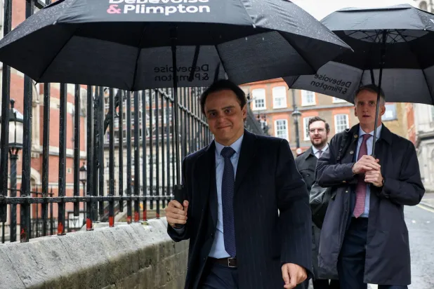 فيليبي ماسا خلال حضوره إلى المحكمة (رويترز)