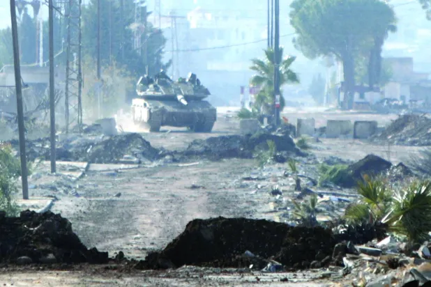 دورية لدبابة تابعة للجيش الإسرائيلي في المنطقة العازلة بمرتفعات الجولان (أ.ف.ب)