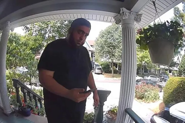 رجل مسلح في صورة التقطتها كاميرا مراقبة بمدخل منزل الناشطة مسيح نجاد في بروكلين بنيويورك (إكس)