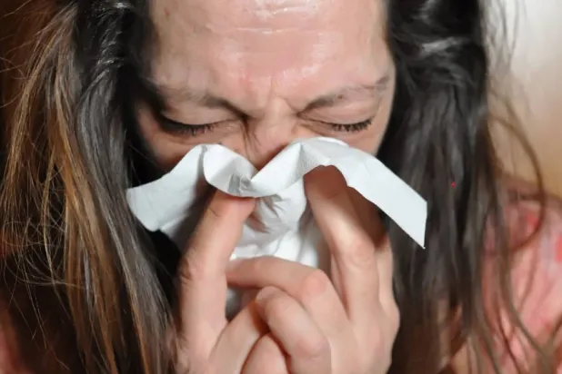 تنتقل فيروسات الجهاز التنفسي مثل نزلات البرد والإنفلونزا بطرق متشابهة وأبرزها القطرات التنفسية (بيكسباي)