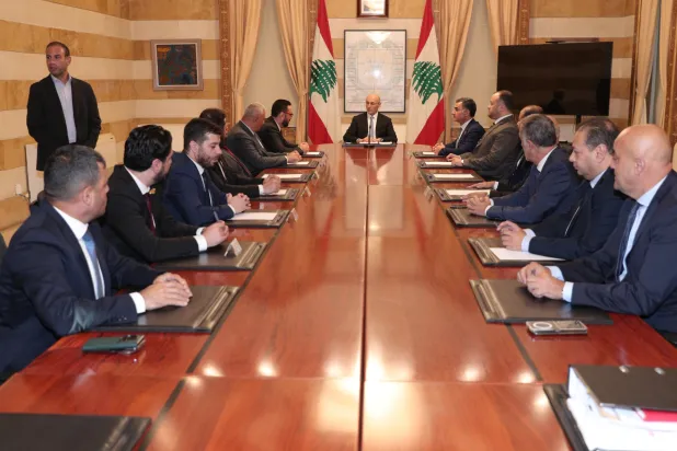 وزير الداخلية اللبناني أحمد الحجار مجتمعاً مع مساعد وزير الداخلية السوري اللواء عبد القادر طحان على رأس وفد أمني من وزارة الداخلية السورية في حضور المدير العام لقوى الأمن الداخلي اللواء رائد عبد الله والمدير العام للأمن العام اللواء حسن شقير (الوكالة الوطنية)