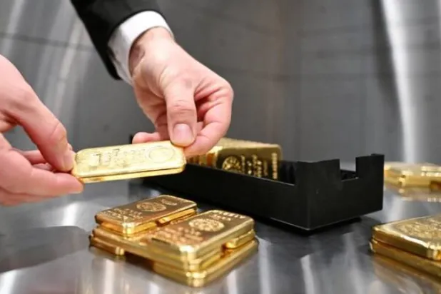 سبائك ذهبية مكدّسة في غرفة صناديق الودائع بدار «برو أوروم» في ميونيخ (رويترز)