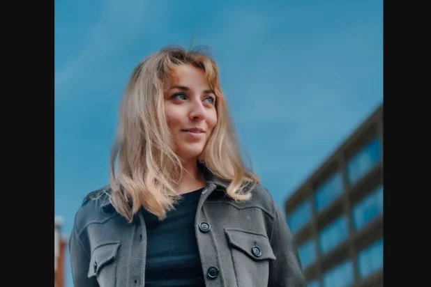 المرشحة الديمقراطية للكونغرس في ولاية إلينوي الأميركية كات أبو غزالة (إكس) 