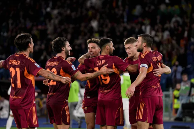 لاعبو روما يحتفلون بعد نهاية المباراة (د.ب.أ)
